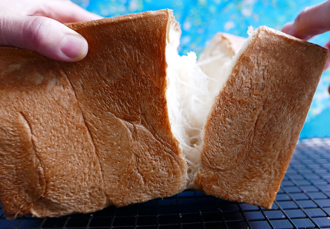 Japanese fluffy white bread loaf Shokupan Dans la lune
